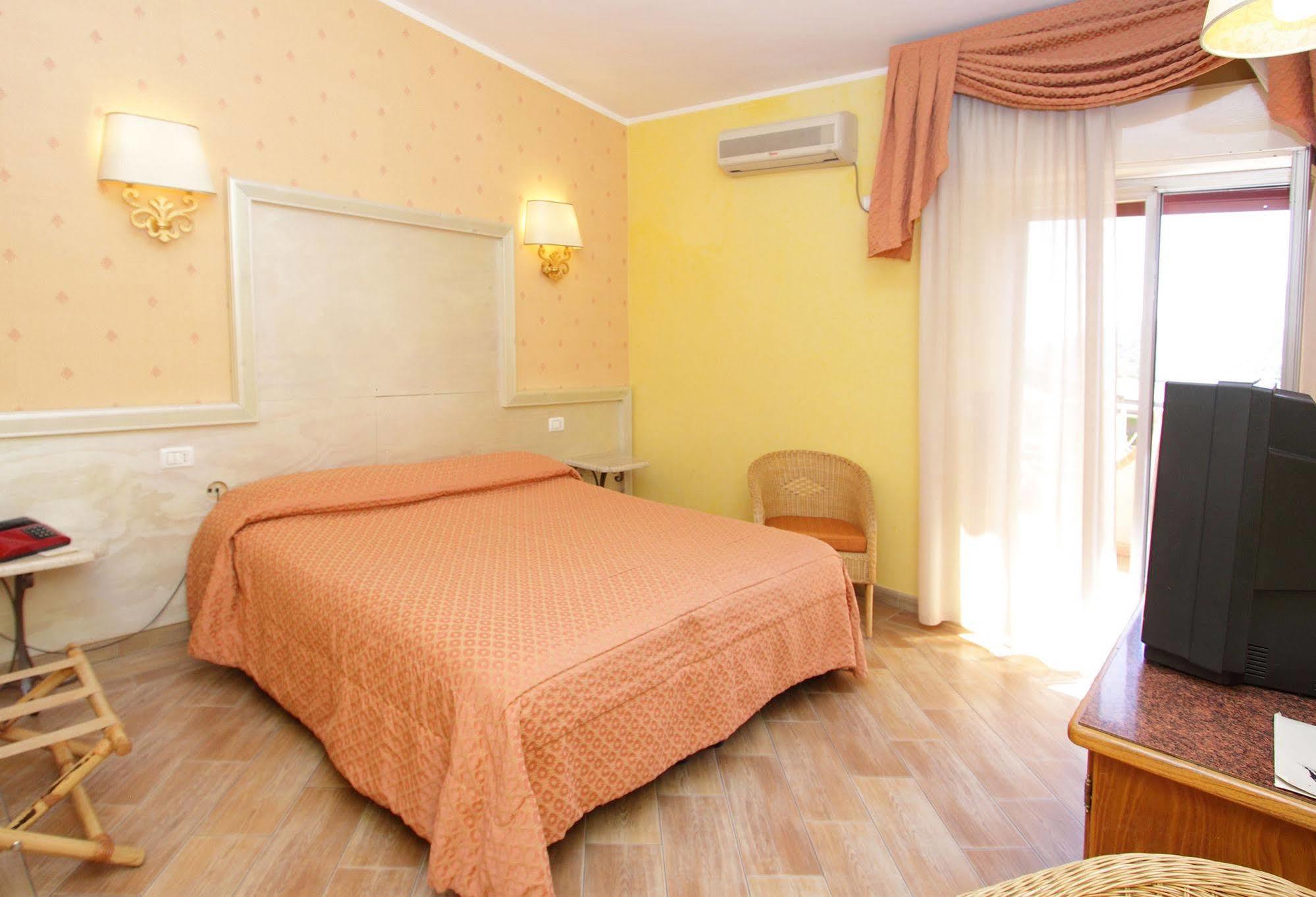 Hotel D'Orange D'Alcantara Francavilla di Sicilia Bagian luar foto